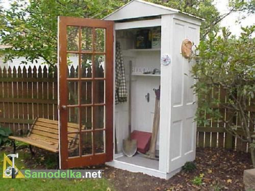 садовый сарай из старых дверей