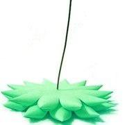 нанизываем веточки елки на проволоку