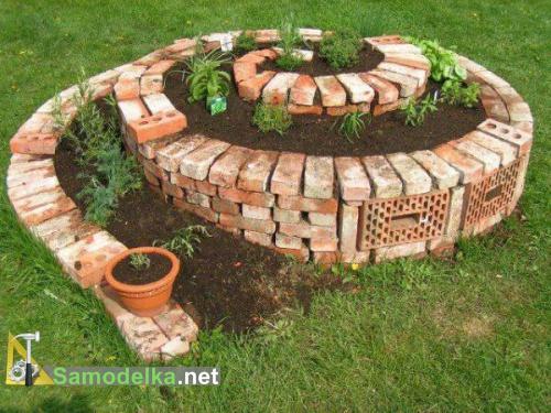 грядка спиралью из кирпича