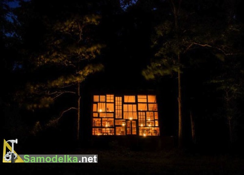 ночной вид на дом из оконных рам