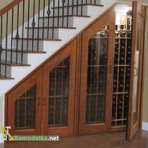винный шкаф под лестницей