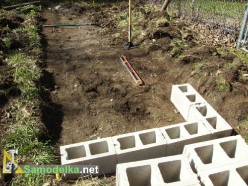 выравниваем поверхность под грядку выравниваем поверхность под грядку