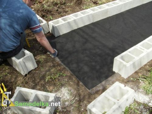 укладываем сетку и укрывной материал укладываем сетку и укрывной материал