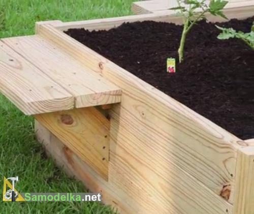 засыпаем грунт и сажаем растения в готовое ограждение для грядки