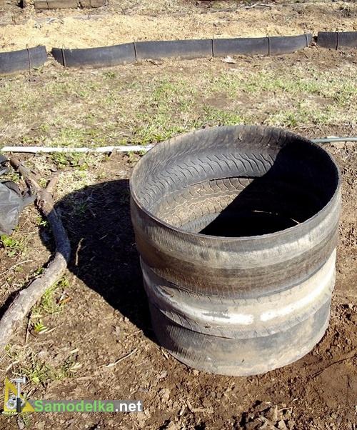 Компостная куча из вывернутых покрышек