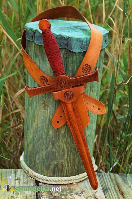 кожаный меч с ножнами для детей