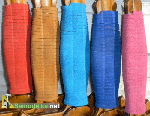 рукоятки игрушечных мечей из разноцветной кожи