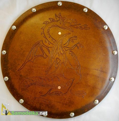игрушечный кожаный щит с драконом