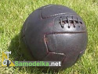 старый кожаный мячик на шнуровке