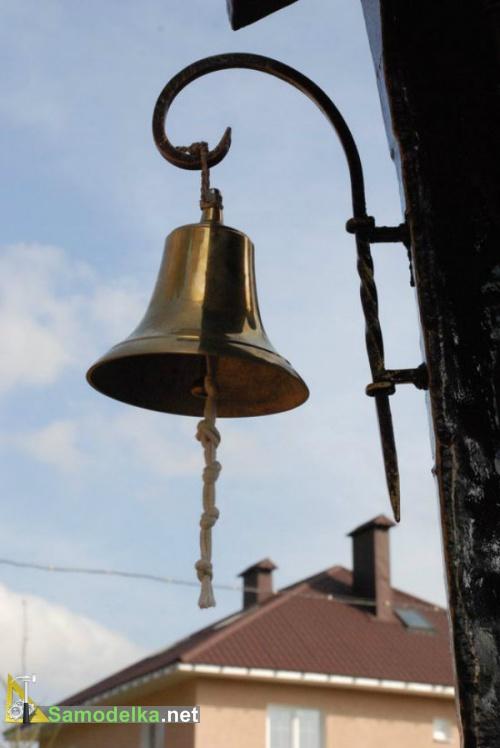 колокол у самодельного гриля поезда