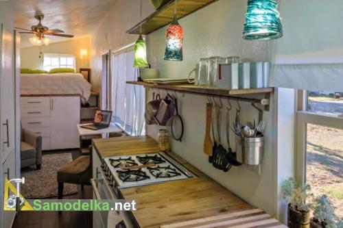 кухня и спальное место в самодельном доме на колесах из прицепа