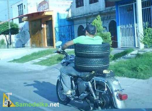 покрышки на водителе мотоцикла