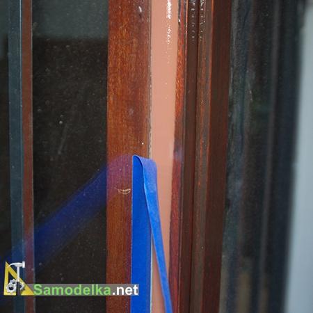 Снимаем защитную ленту с утепленного окна Снимаем защитную ленту с утепленного окна