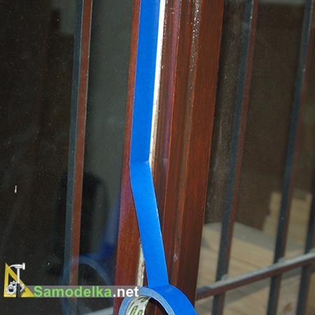 Клеим ленту вдоль щелей на окне Клеим ленту вдоль щелей на окне