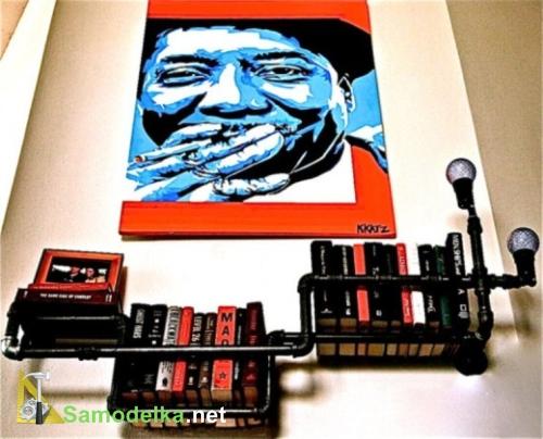 интерьер с самодельной полкой из труб