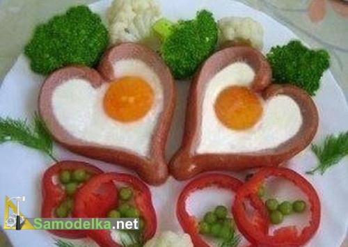 Валентинка из яичницы с сосисками