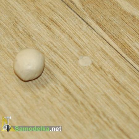 маскировка изъяна на плитке с помощью шпатлевки