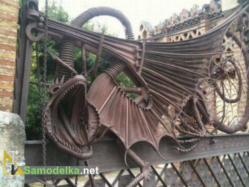 самодельный дракон на воротах самодельный дракон на воротах