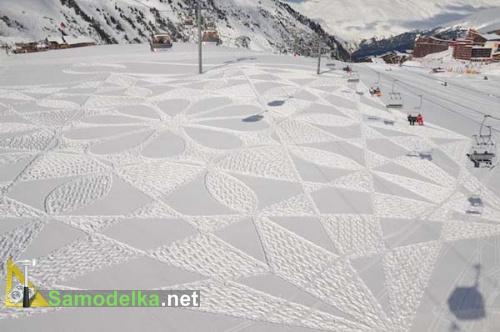 рисунки на снегу в промежутках между домиков и гор  рисунки на снегу в промежутках между домиков и гор