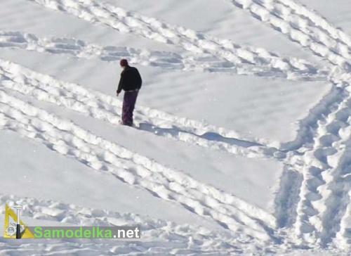 рисунок на снегу - ходить нужно внимательно рисунок на снегу - ходить нужно внимательно