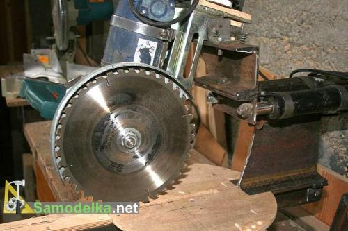 Торцовочная пила с протяжкой вид сбоку Торцовочная пила с протяжкой вид сбоку