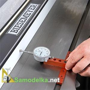 проверяем параллельность упора на пиле