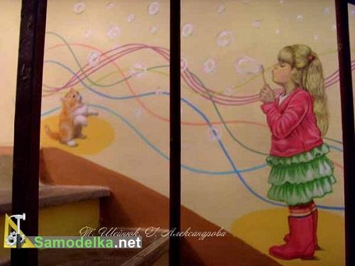 Соседская девочка играющая с котенком Соседская девочка играющая с котенком