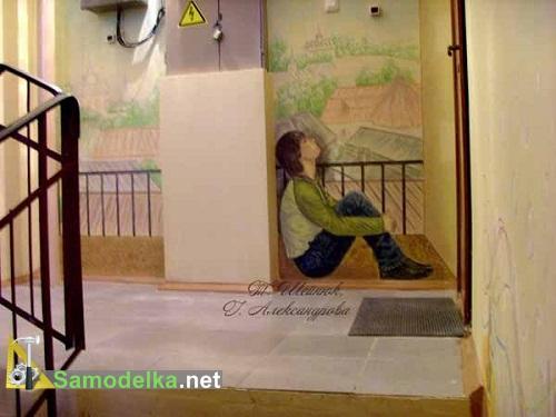 Мечтающий сосед на балконе с видом на старый город Мечтающий сосед на балконе с видом на старый город