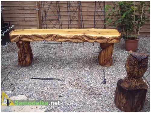 резная скамейка из дерева с растительным орнаментом 