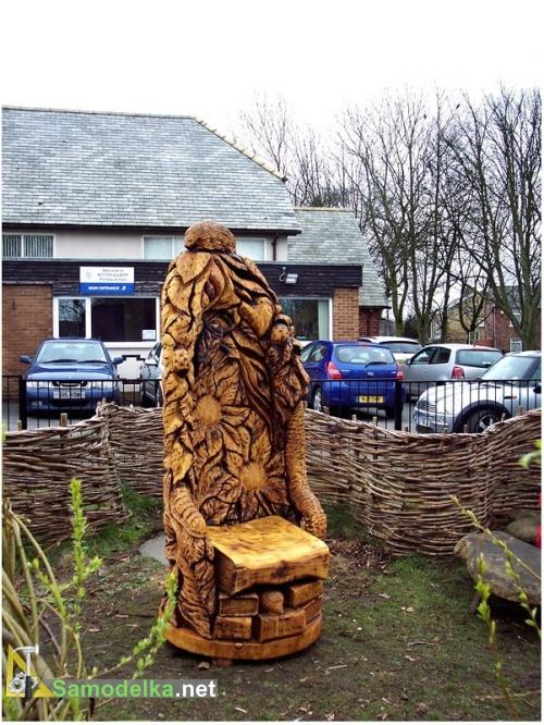 резная скамейка из дерева - фото