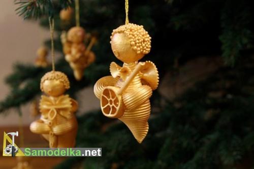 ангелы из макарон в золотом