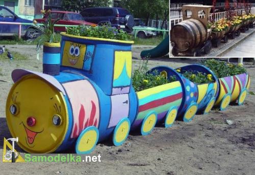 клумба паровозик из деревянных бочек