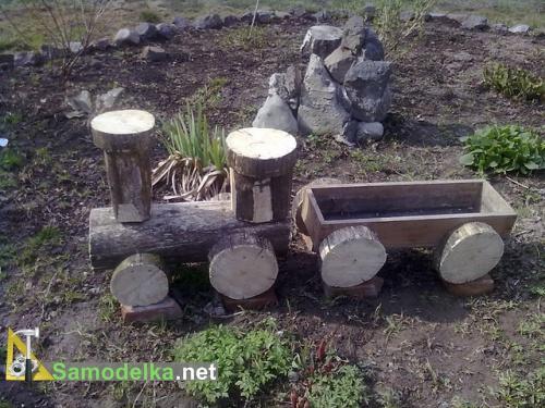 клумба паровозик из бревен