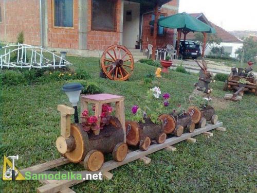 клумба паровозик из бревен