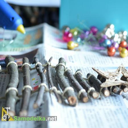 Украшаем настенную елку игрушками Украшаем настенную елку игрушками