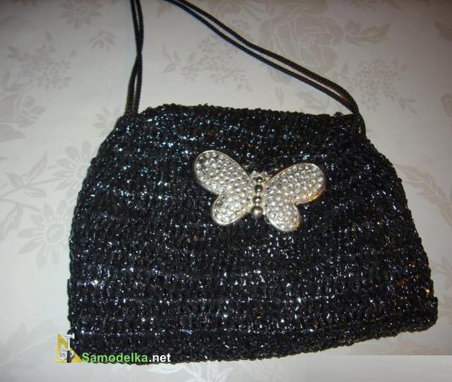 самодельная сумка связана из кассетной пленки