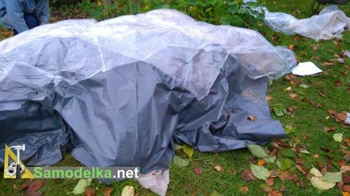 Укрепляем конструкцию металлическими дугами и покрываем пленкой 