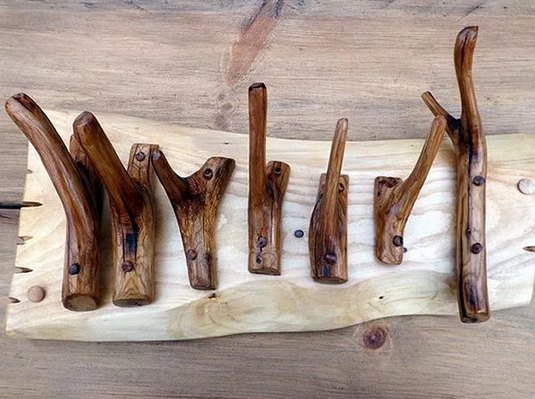 самодельная вешалка из суков яблони для прихожей