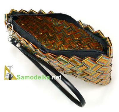 кошелек сделан из упаковочного полосатого материала с большим количеством золотого цвета