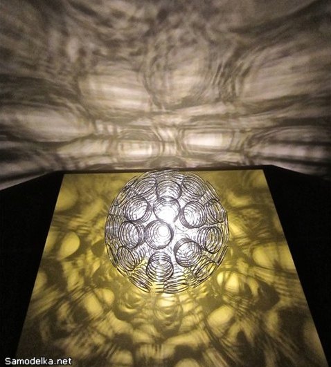 лампа из пружинных кухонных взбивалок.